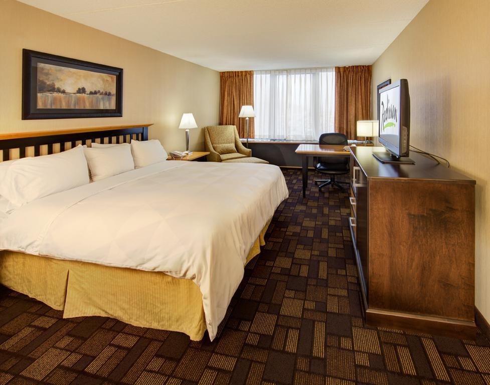 Radisson Hotel Milwaukee West Wauwatosa Room photo