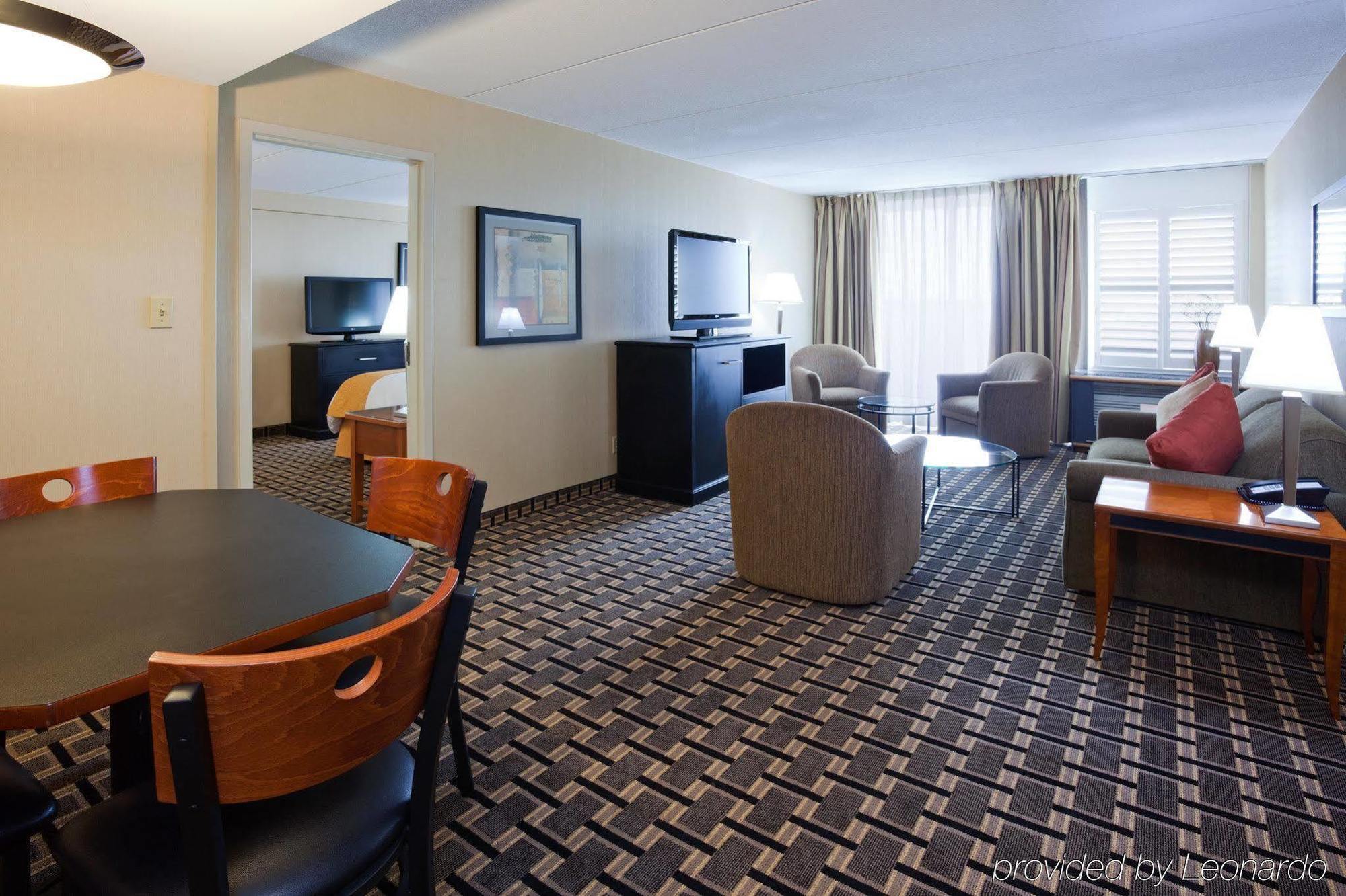 Radisson Hotel Milwaukee West Wauwatosa Exterior photo